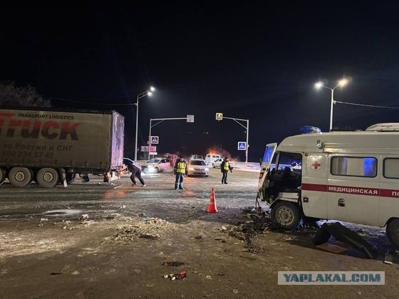 Грузовик протаранил автомобиль скорой в Омской области, пациент погиб