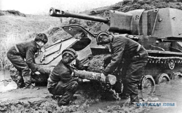 Под Новосибирском в грязи застрял танк