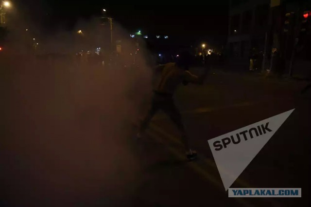 В центре Еревана начались столкновения демонстрантов с полицией