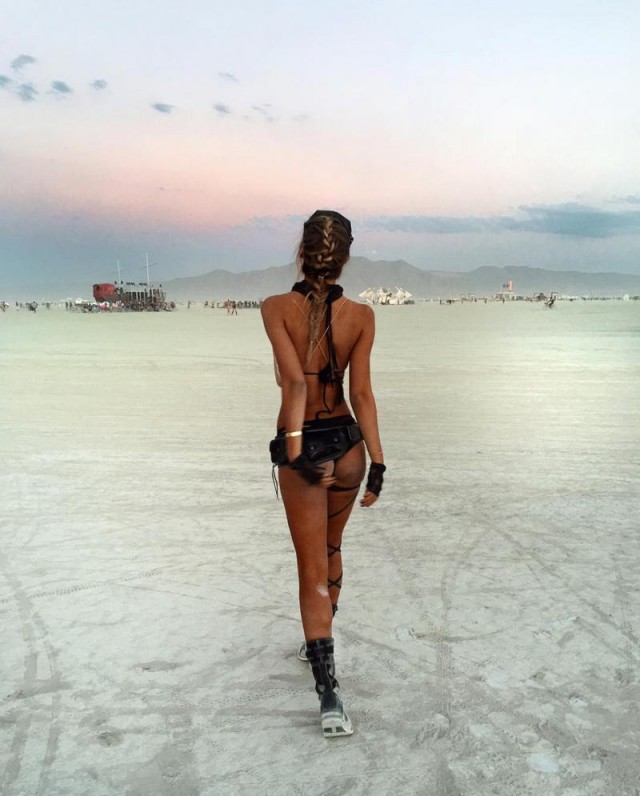 Симпатичные девушки с фестиваля Burning Man