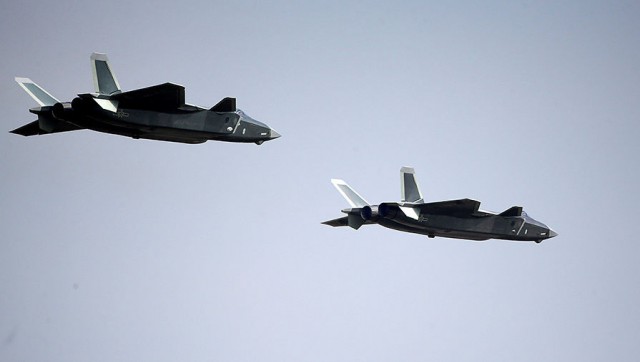 Китайский истребитель пятого поколения J-20 поднялся в небо