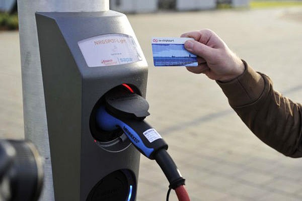 Электромобили можно будет заряжать от фонарных сто