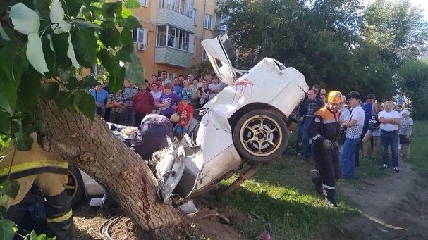 Буквально пару часов назад в Красноярске лихач на Nissan Skyline пошел на взлет, подлетел на бордюре и влетел в дерево