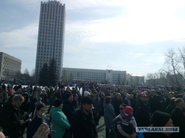 В Архангельске народ вышел на улицы.