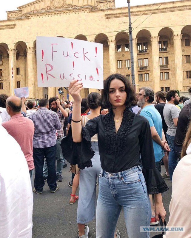 Установлена личность девушки из Тбилиси с оскорбительным плакатом в адрес России