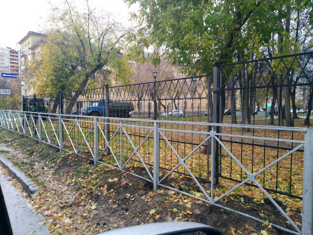 В Новосибирске местные рабочие  установили забор, который отгораживает другой забор