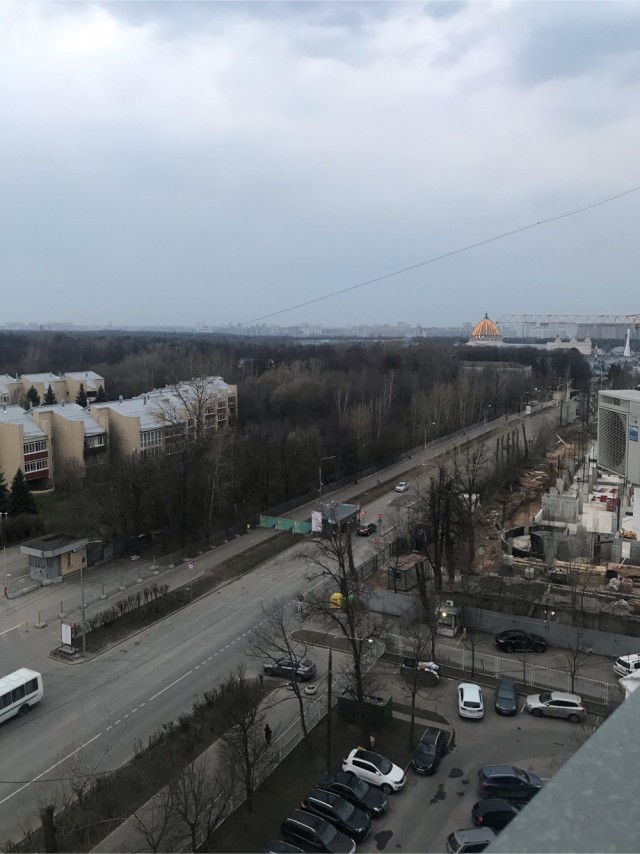Давайте фото у кого какой вид из окна на оживленные улицы городов в настоящий момент