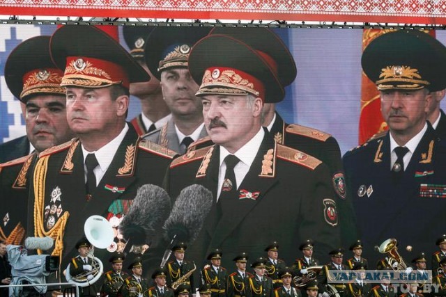 «Скажут, что испугались»: Лукашенко отказался отменять парад Победы