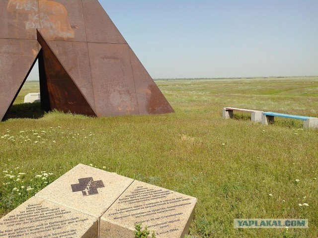 Пара странных могил фашистских солдат, после Сталинградской Битвы