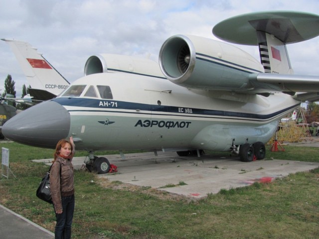 Самолет Grumman E-2D заходит на посадку на атомный авианосец