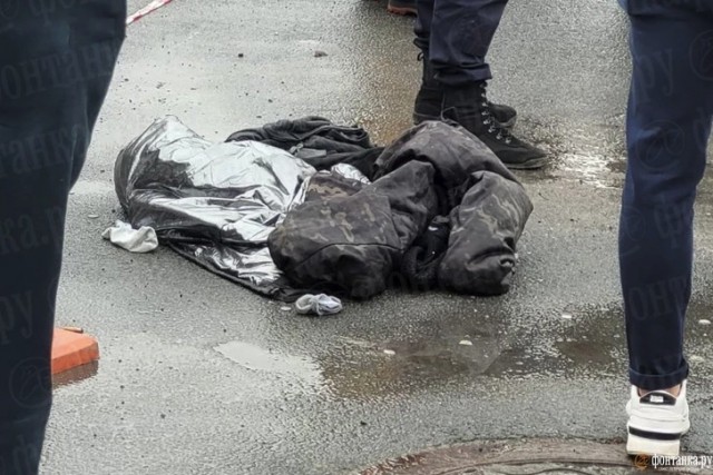 Голый мужик залез в канализационную трубу и застрял