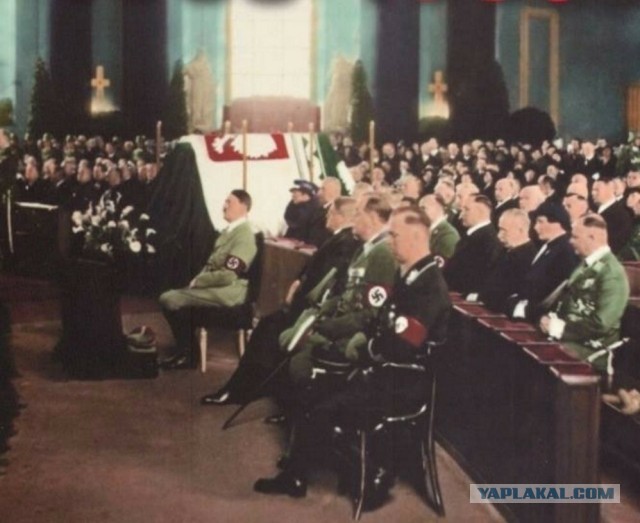 Послу Польши из Сибири с «любовью» подарили картину в Иркутске