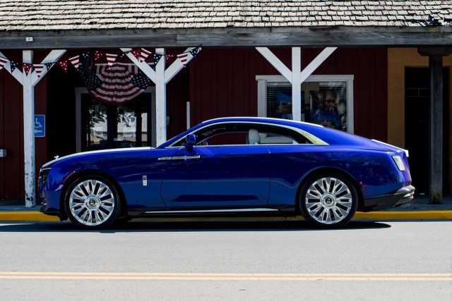 Каким получился Rolls-Royce Spectre. Первый электромобиль компании, который ждали 123 года