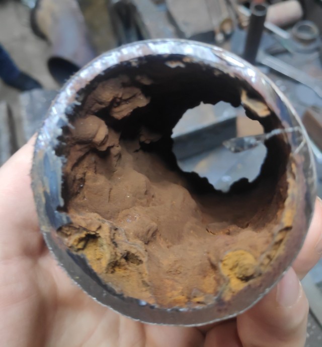 Коммунальщик показал трубу водоснабжения в одной из многоэтажек