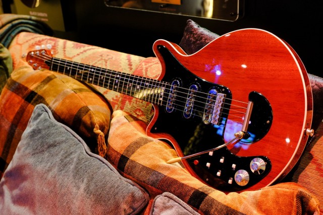 Теперь гитара Red Special есть и у Тони Иомми!