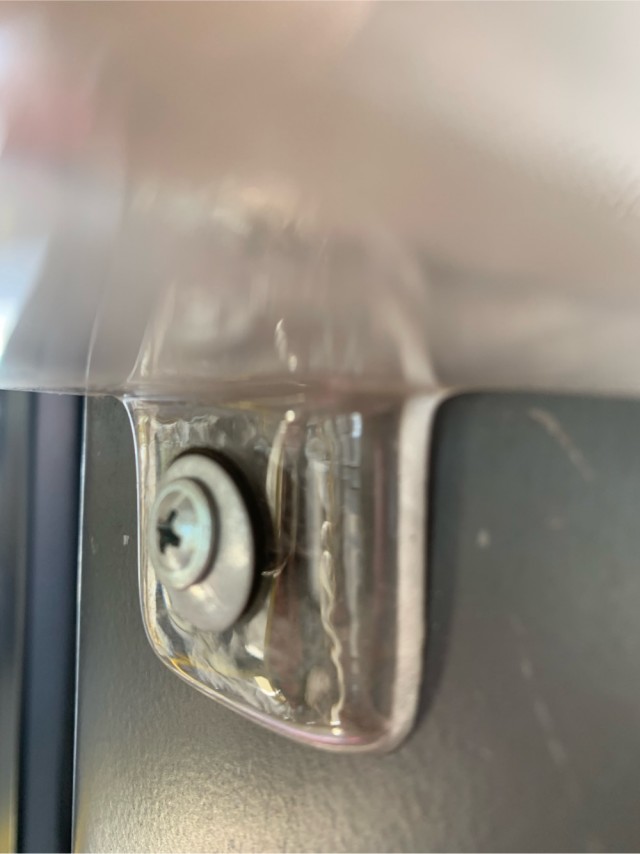 Город Краснодар. Аварийный молоток закрыт коробом.