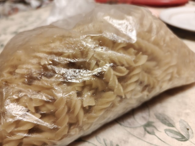 Как я обжариваю сковородки, чугунные. И дачный ужин.