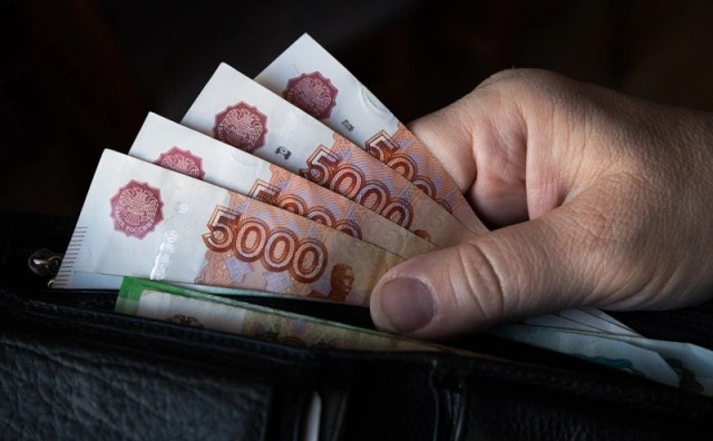 Доля уважающих богатых россиян выросла в два раза