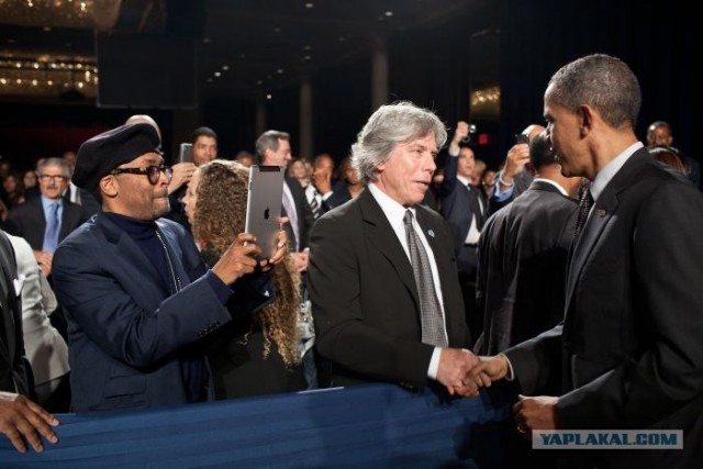 Люди, фотографирующие на iPad2