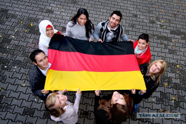 Мини-юбки немецких школьниц оскорбляют мигрантов