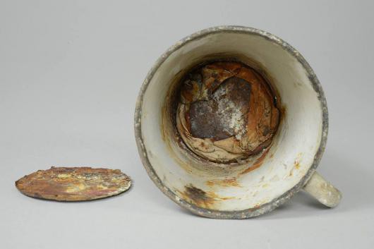 В кружке из музея Освенцима нашли клад