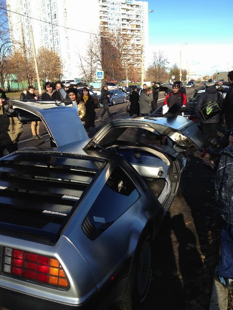 На день рождения к ребенку приехали 2 Deloreanа