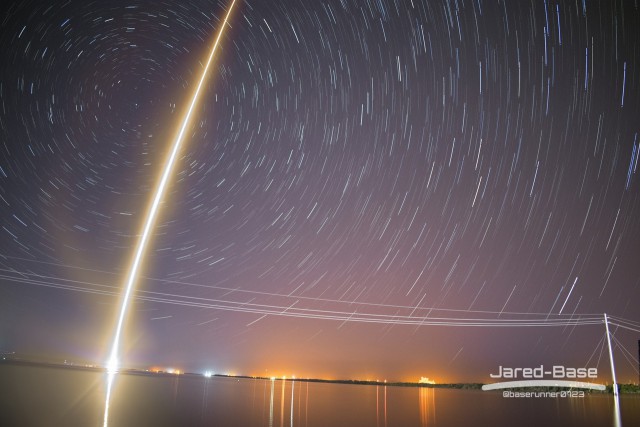 SpaceX запускает космический корабль Сrew Dragon