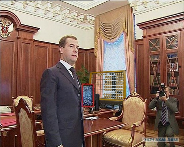 Фотожаба: А что на обоях у Медведева?