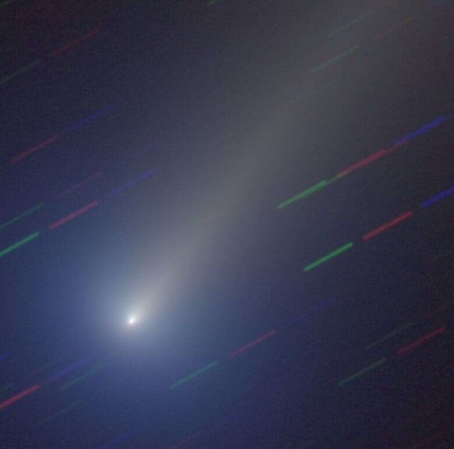 Комета Леонарда угасает и ведет себя странно
