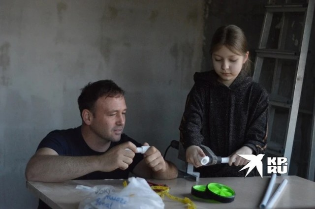 Школьница мастерит бесплатные инвалидные коляски для травмированных животных