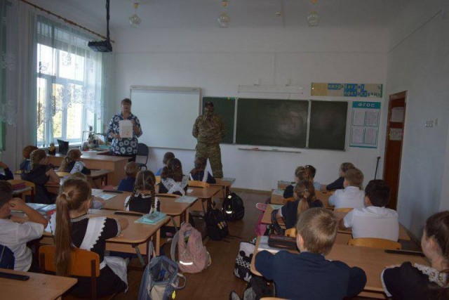 В Краснодарском крае боец ЧВК "Вагнера" посетил школьный урок в качестве почётного гостя