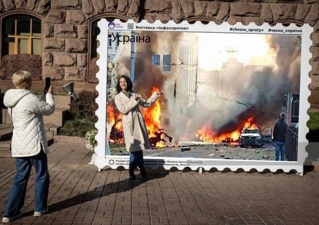 Кадры из киевского метро, где люди укрываются от ударов