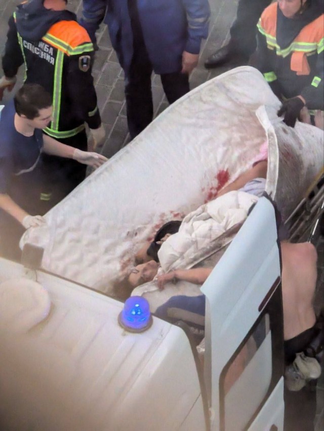 СМИ публикуют кадры попадания беспилотника в высотку в Саратове