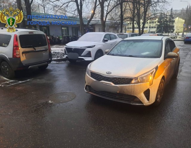 Таксист насмерть переехал женщину.