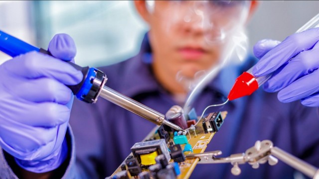 Больше трети инженеров предпочитают работать в продажах, а не в производстве