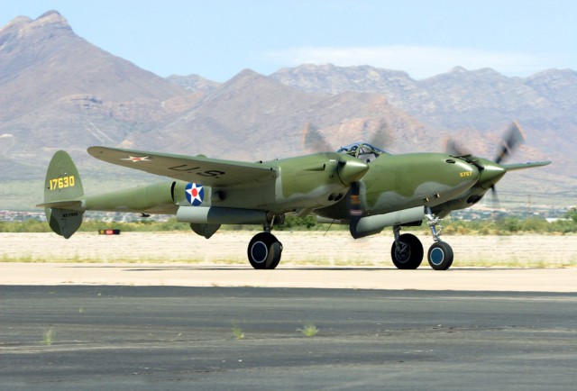 Многоцелевой истребитель P-38 «Lightning»