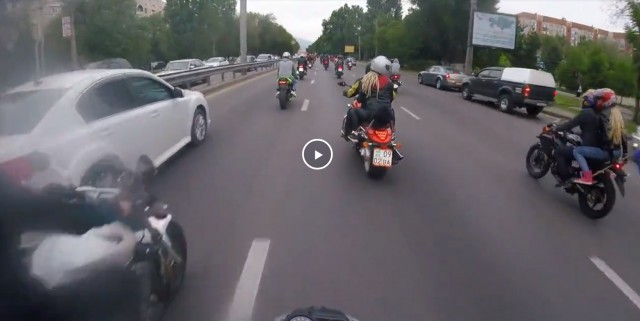 Мотоциклист попал в слепую зону автомобиля