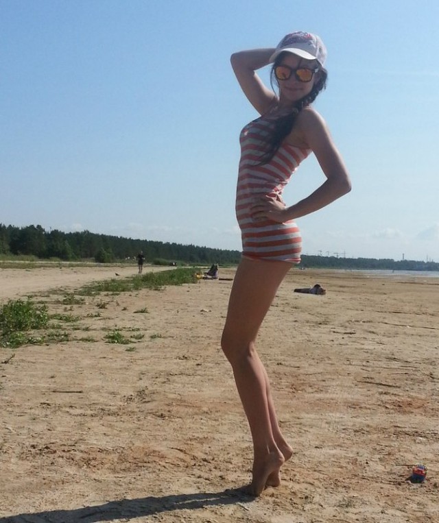 Девушки в обтягивающих платьях и их задницы