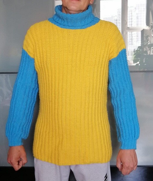 Попросил жену связать яркий свитер