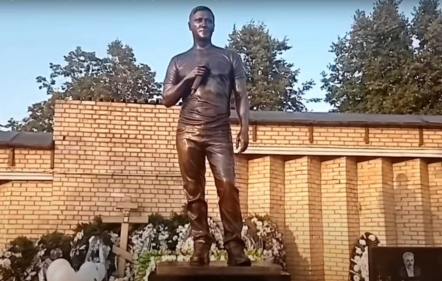 На Троекуровском кладбище открыли памятник Юрию Шатунову