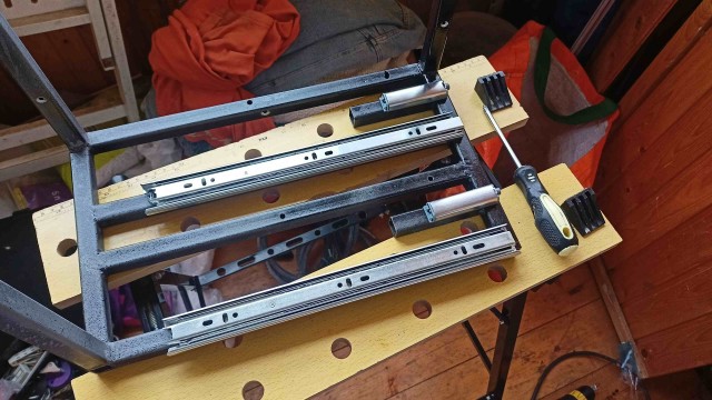 Вот Вы видите связь между шаровой опорой, водонагревателем и тумбой под раковину?