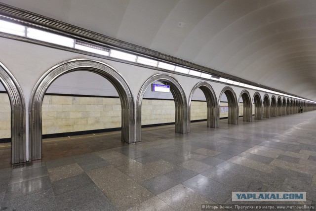 Необычное: московское и питерское метро без людей