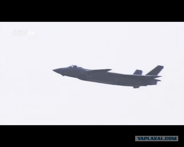 Китайский истребитель пятого поколения J-20 поднялся в небо