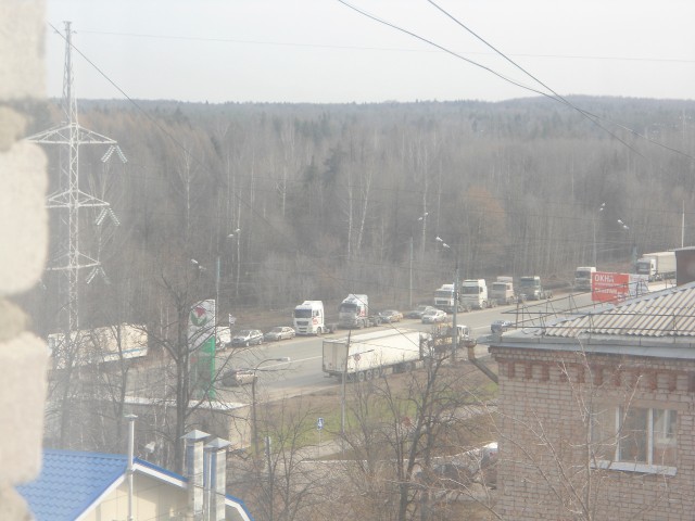 Под Екатеринбургом трактор вырыл траншею вокруг стоянки протестующих дальнобойщиков