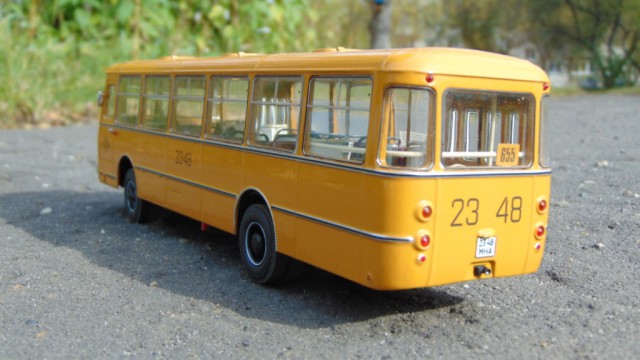 Радиоуправляемая модель автобуса ЛиАЗ-677М на магнитной подвеске из неодимовых магнитов