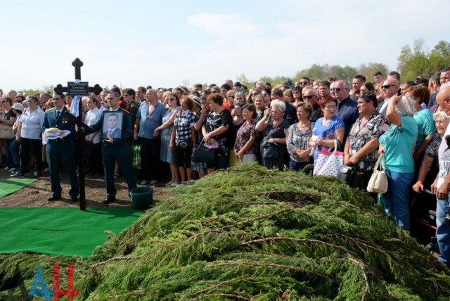 На прощание с Захарченко в Донецке пришли более 120 тысяч человек