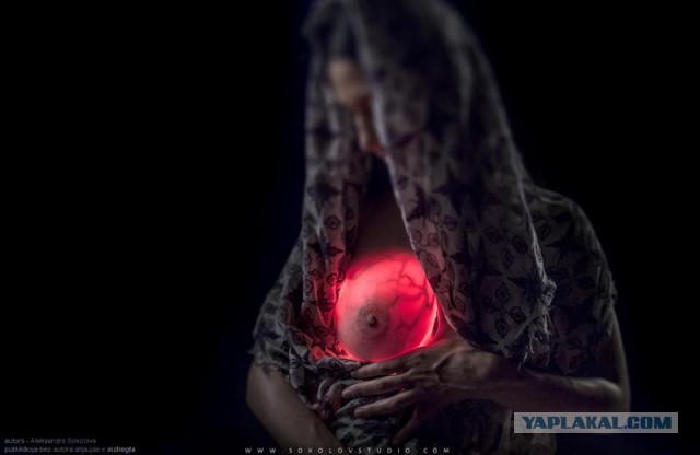 Технический дизайнер из Китая создала светящийся корсет, подчёркивающий силиконовую грудь. И опробовала разработку на себе.