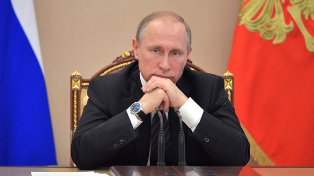 "Путин сам опустил свой рейтинг - намеренно. Суть поступка объяснил политолог". О как... Неожиданно!