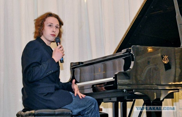 Сын Никаса Сафронова застрял попой в унитазе на борту самолета