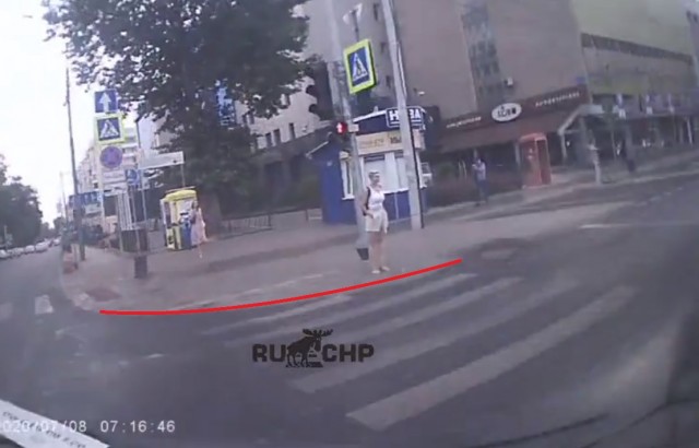 Не для слабонервных — момент вчерашнего ДТП в Краснодаре с двух ракурсов.